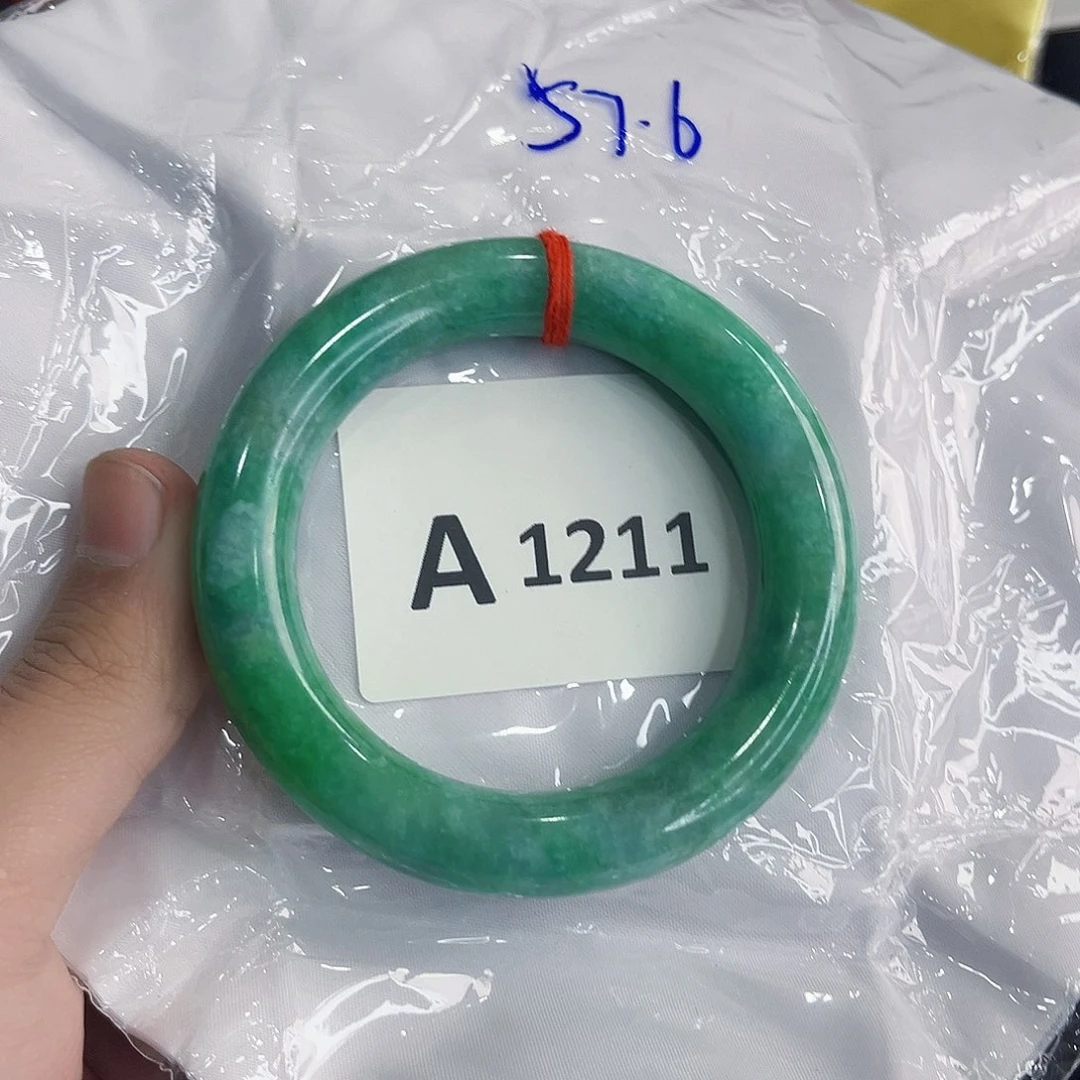 翡翠手镯未镶嵌多样性