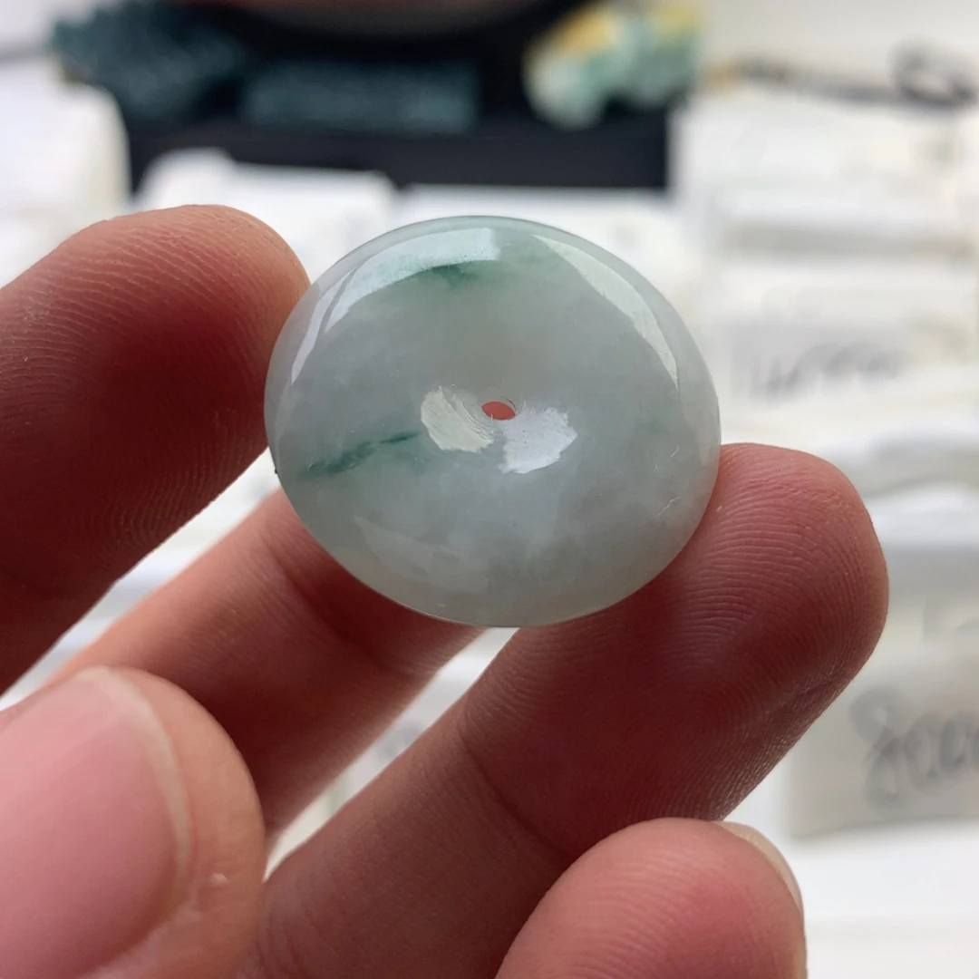 颈饰未镶嵌翡翠扣子（有瑕疵）