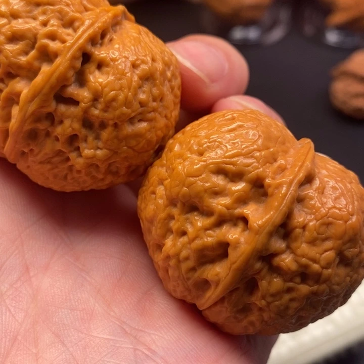 文玩核桃把件我在外面吃饭呢