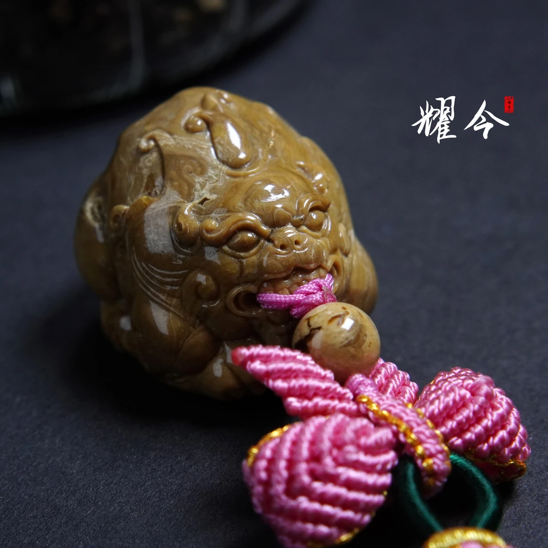 【耀今·貔貅手把件】（37*31*28mm·20g）肖时清大师作品·缅甸琥珀根珀