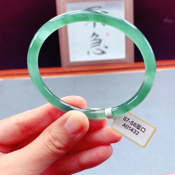 未镶嵌手镯翡翠圆镯