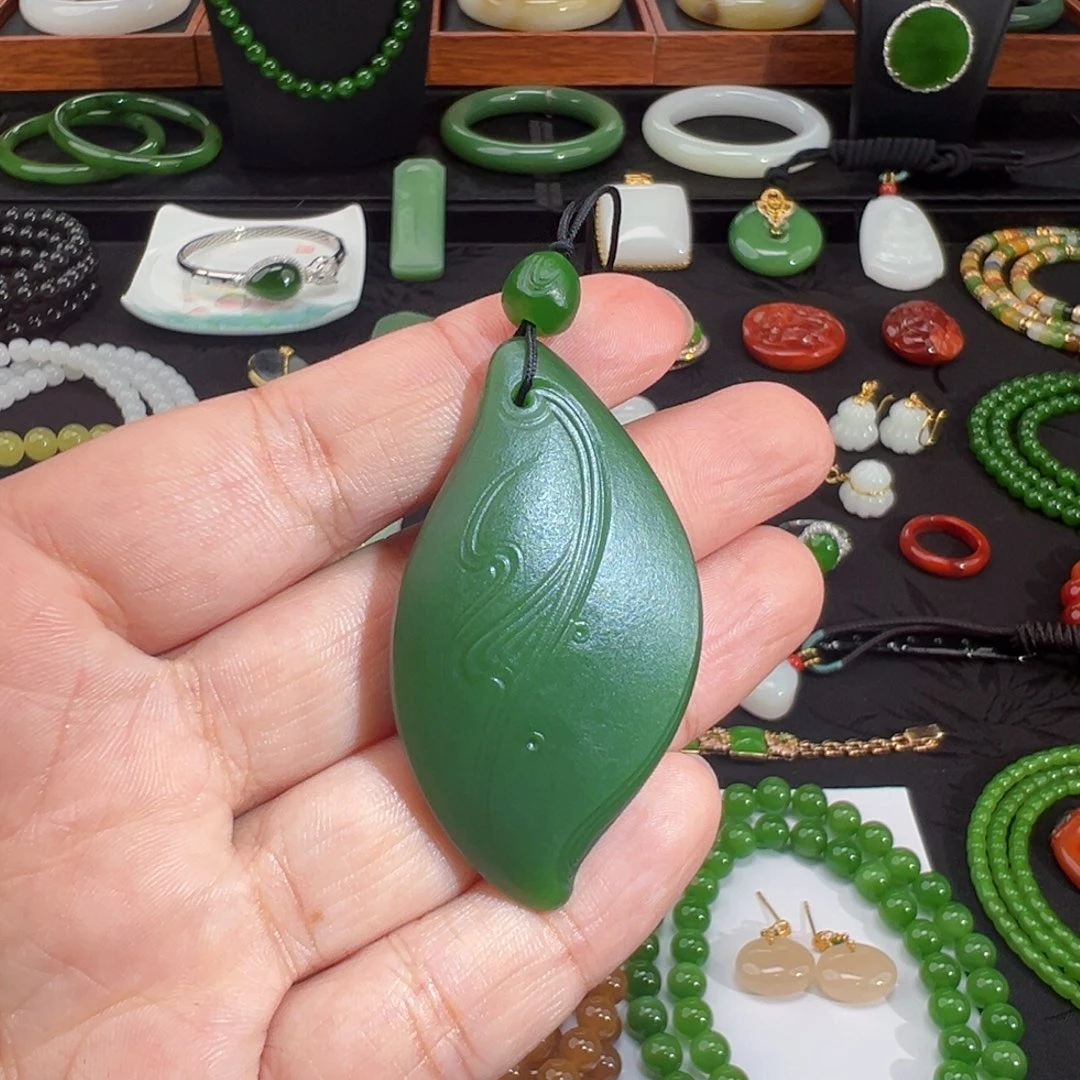 和田玉（碧玉）未镶嵌颈饰冰底菠菜绿过灯无结构满色随型吊坠