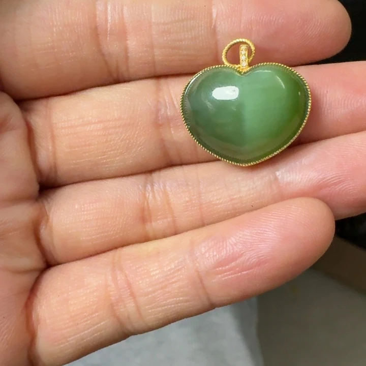 和田玉18K金镶嵌颈饰俄七粉绿猫眼爱心