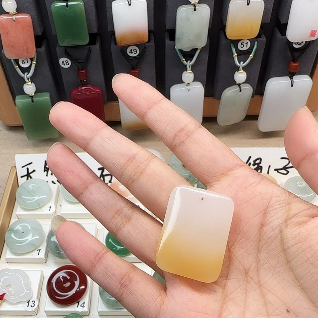 石英质玉未镶嵌颈饰