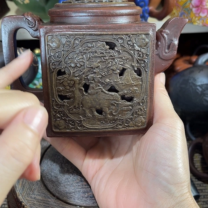 茶壶紫泥原矿泥料手工制作的一把紫砂壶。