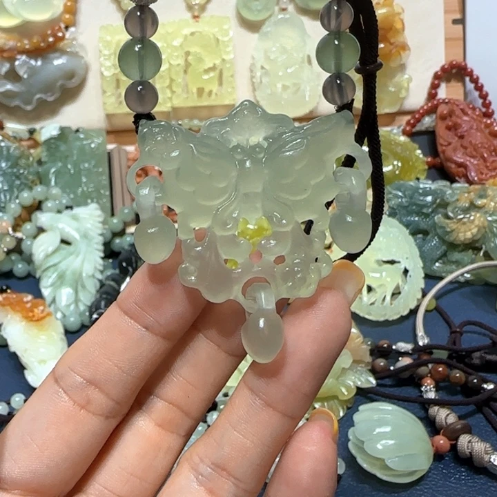 未镶嵌蛇纹石玉吊坠