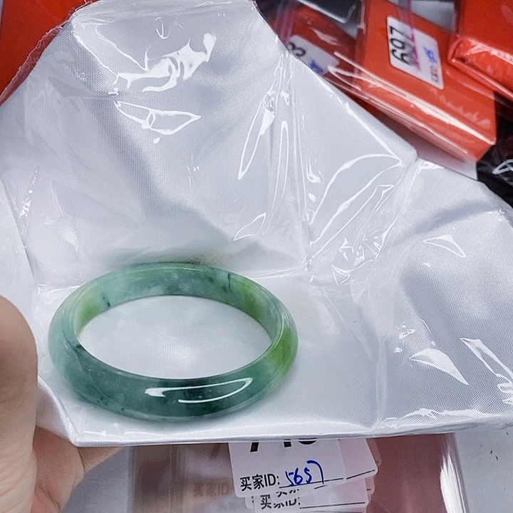 翡翠未镶嵌手镯一图一物实物为准（微瑕处理）