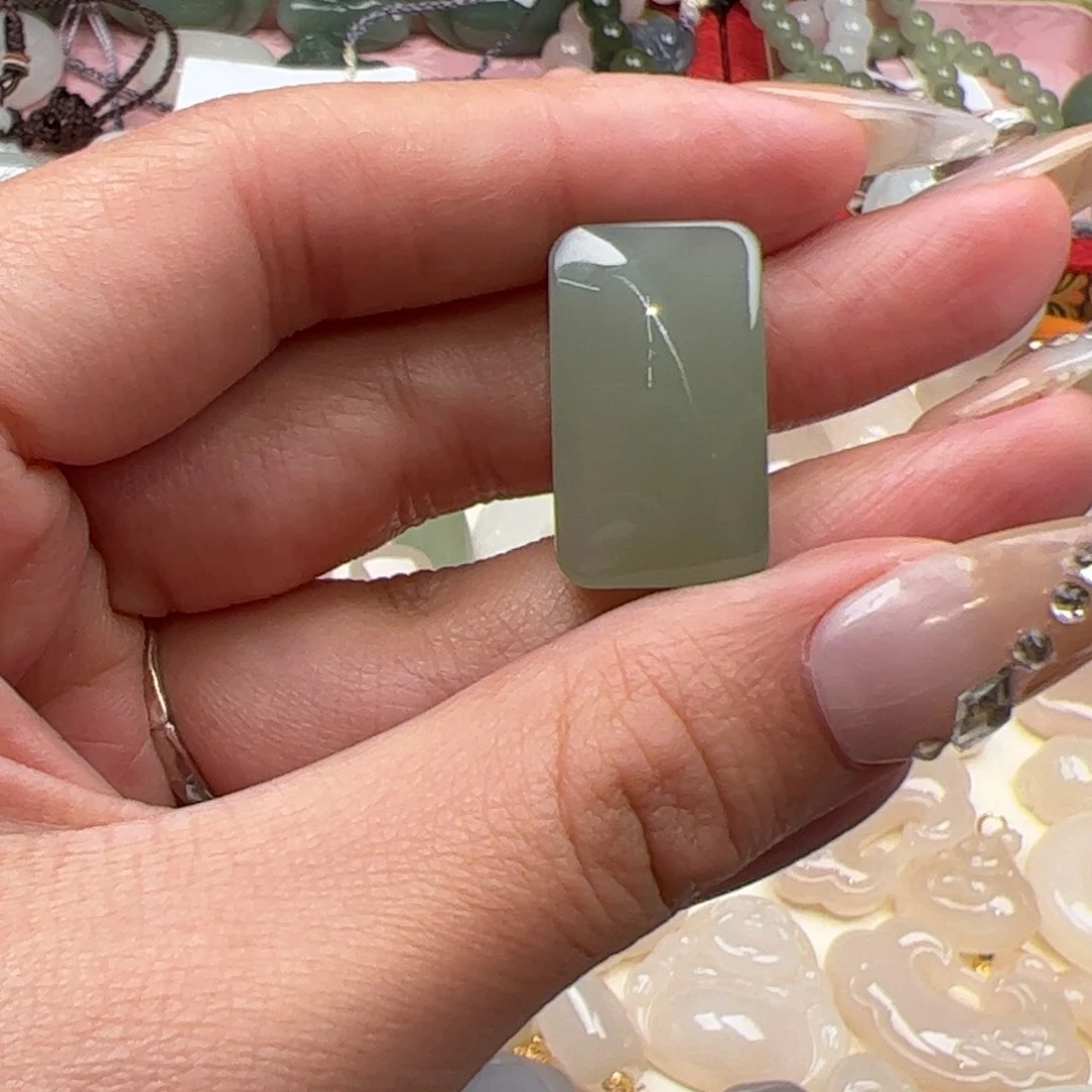 和田玉颈饰未镶嵌爱****?