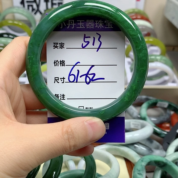 和田玉手镯未镶嵌默****了