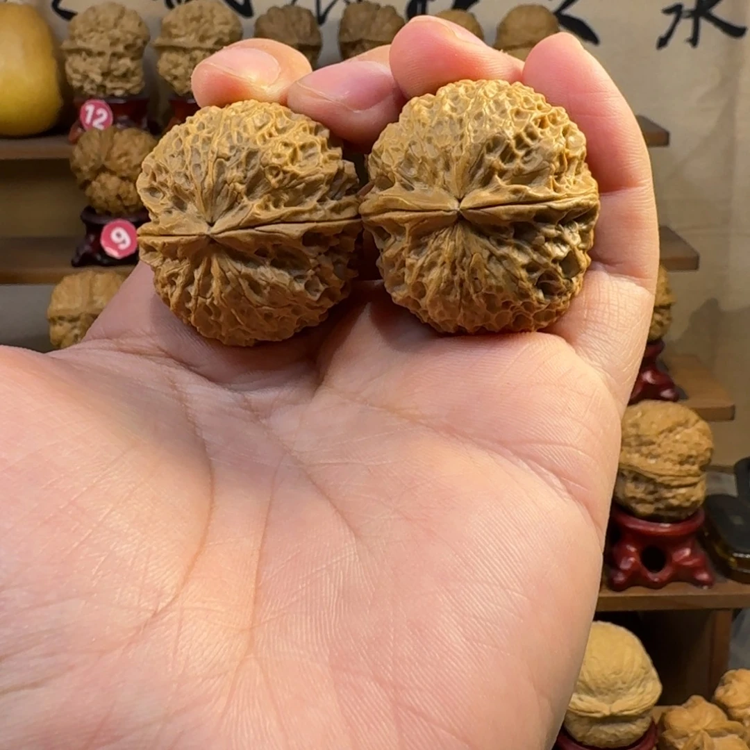 铁核桃把件臻龙铁绣球