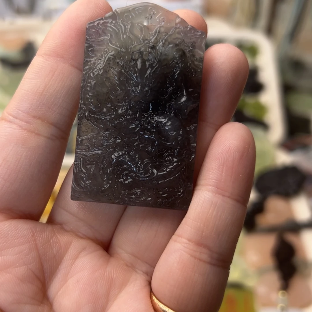 蛇纹石玉颈饰合金