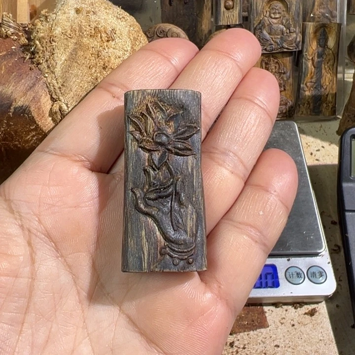 沉香吊坠绿棋楠沉香雕刻牌5.3克