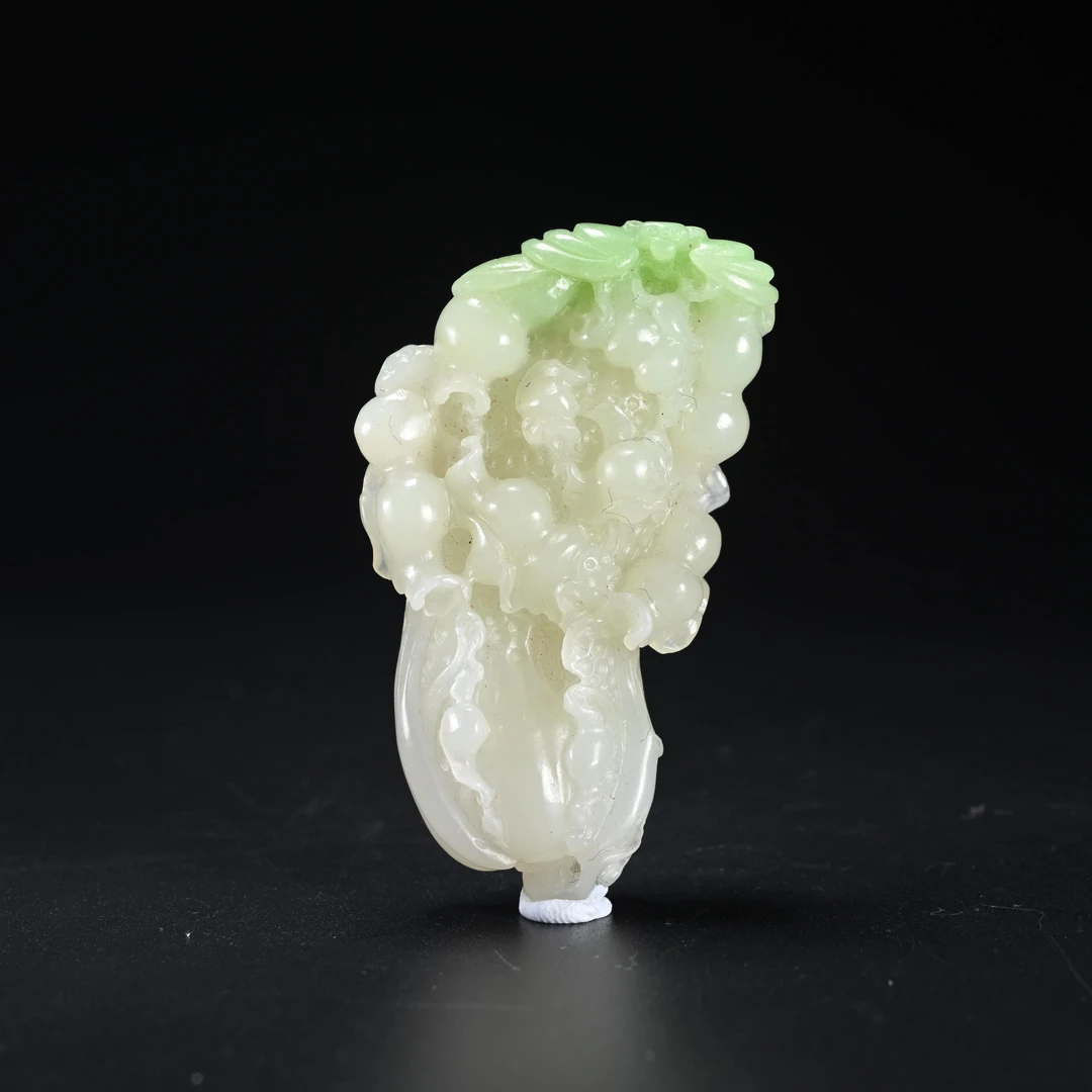 lot8803 和田玉翠青白菜挂件/保利