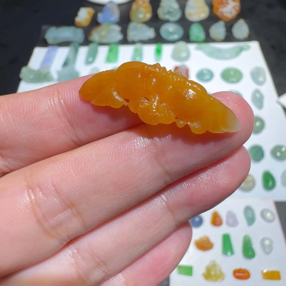 未镶嵌定制翡翠满黄翡锦鲤手牌
