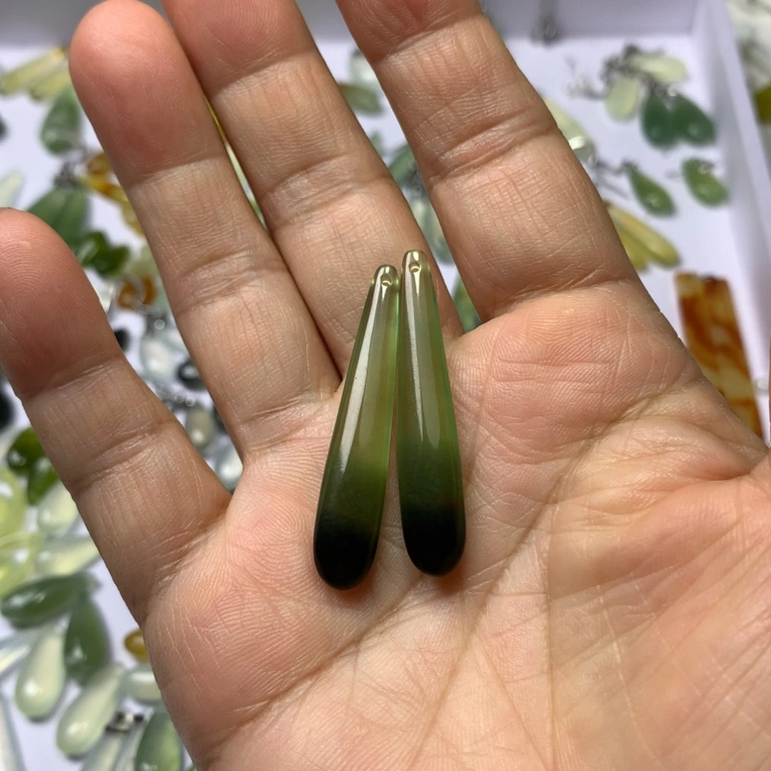 蛇纹石玉未镶嵌耳环