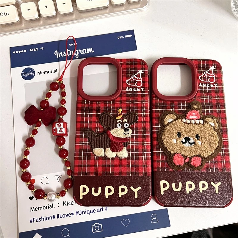 酒红皮纹刺绣小狗小熊适用iPhone16promax苹果15手机壳1413华为女