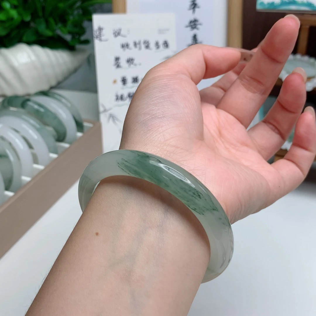渐****石英质玉未镶嵌手镯