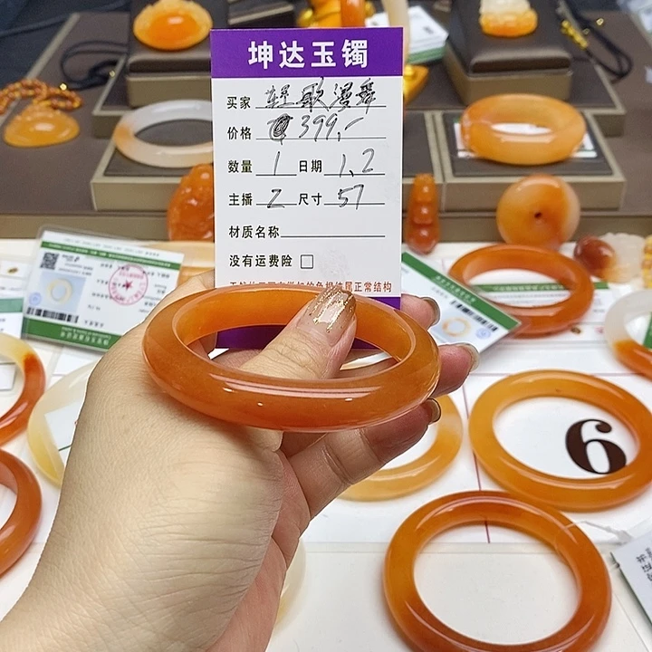轻***舞石英质玉未镶嵌手镯