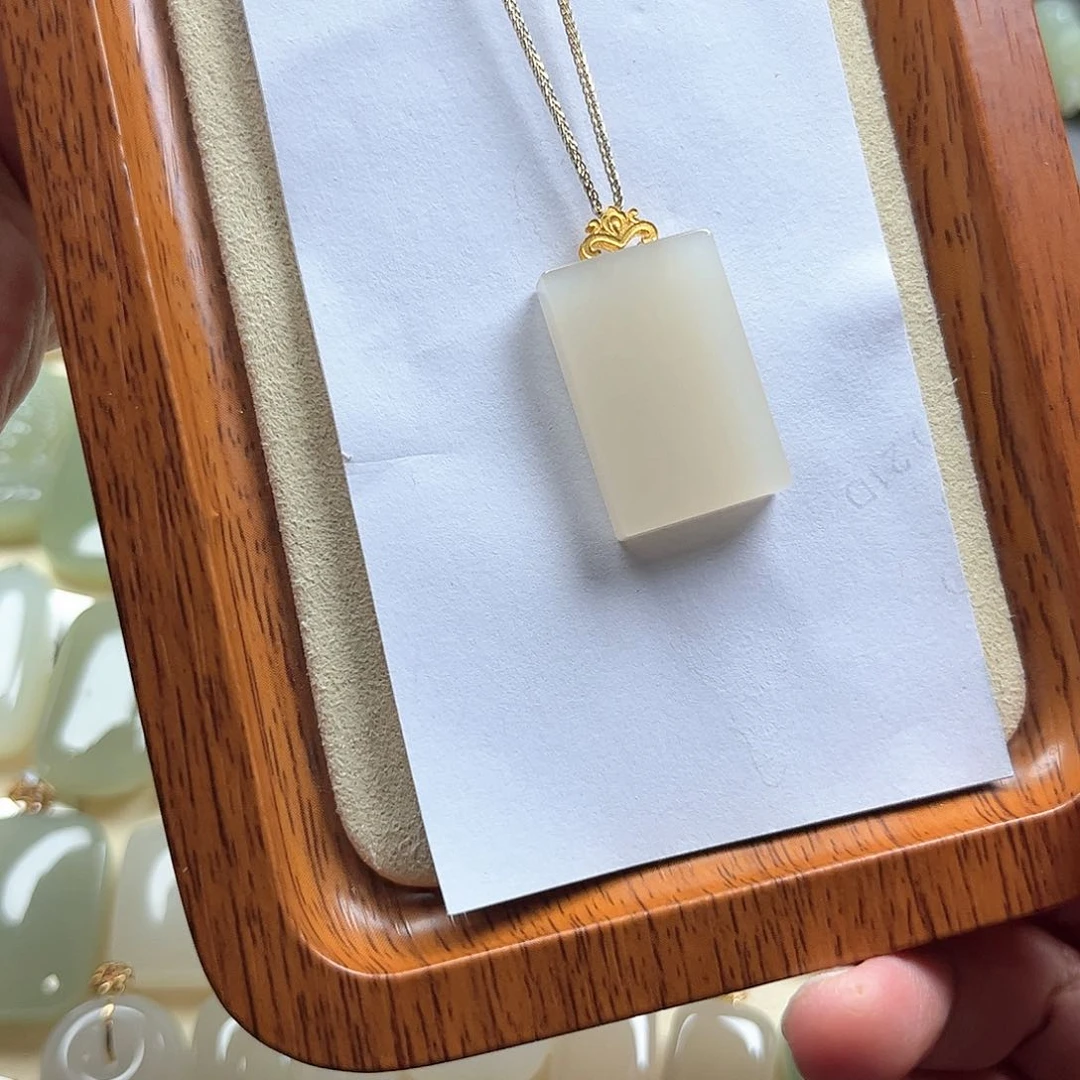 和田玉18K金镶嵌颈饰