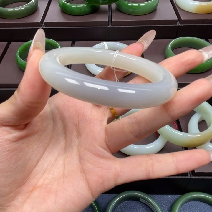 和田玉未镶嵌手镯