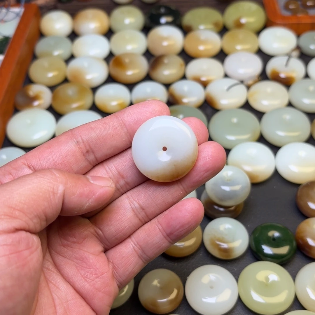 同***心和田玉未镶嵌颈饰