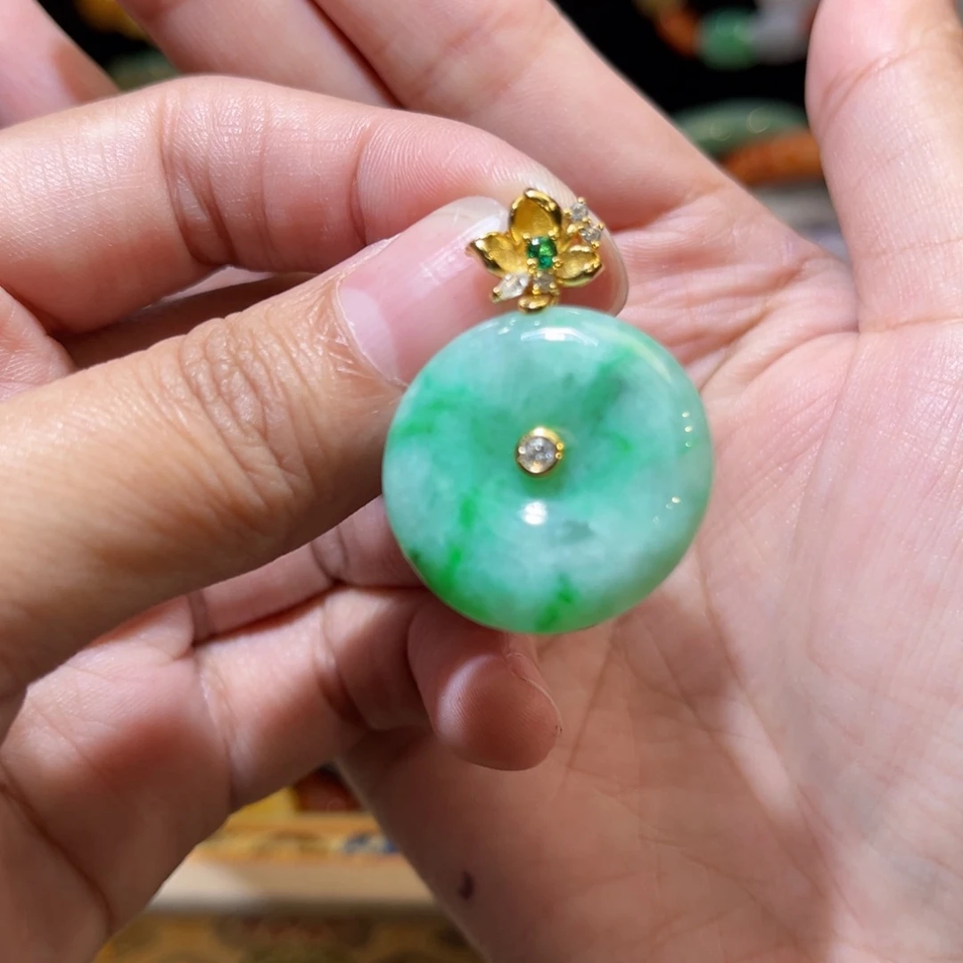 翡翠未镶嵌颈饰待编织