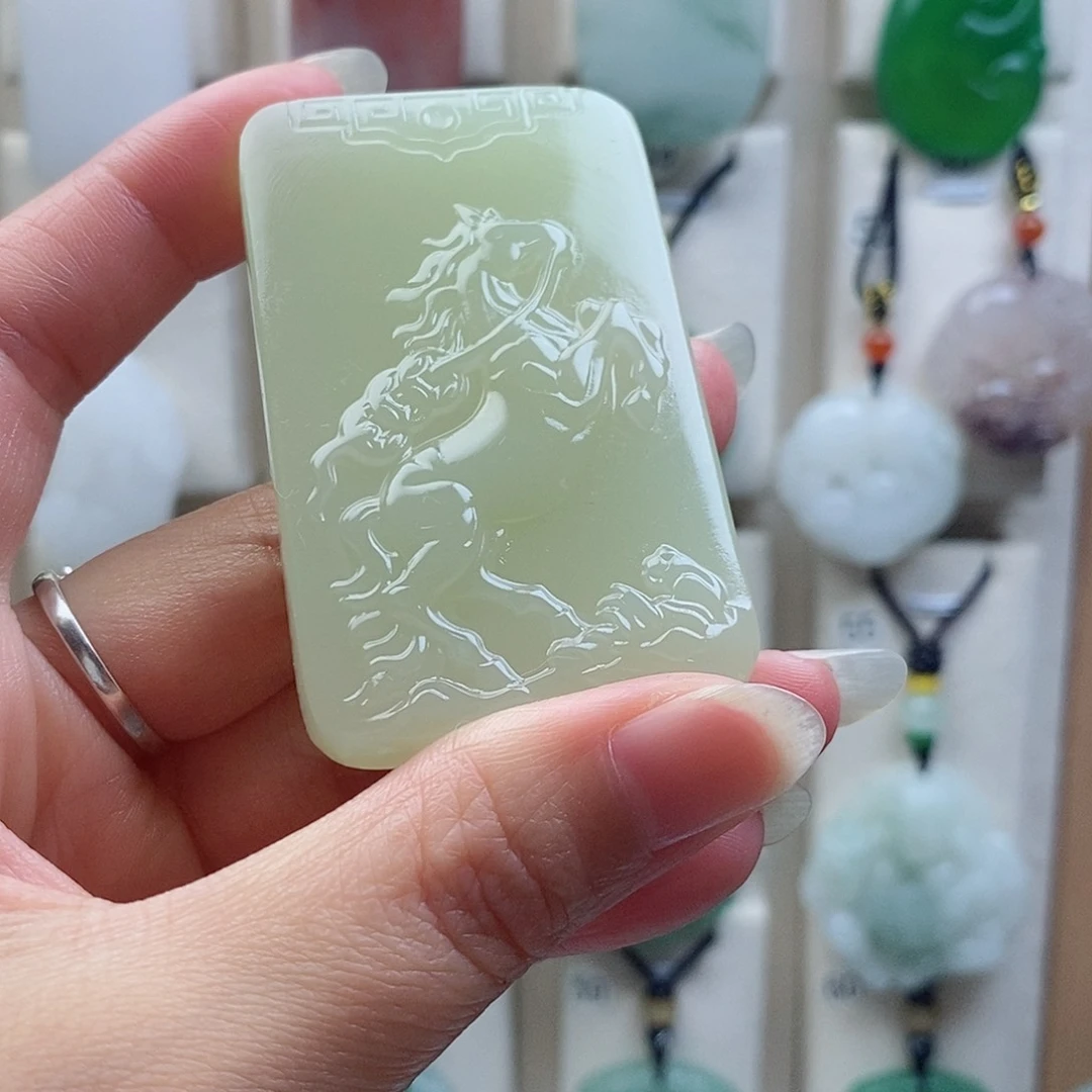 颈饰未镶嵌石英质玉