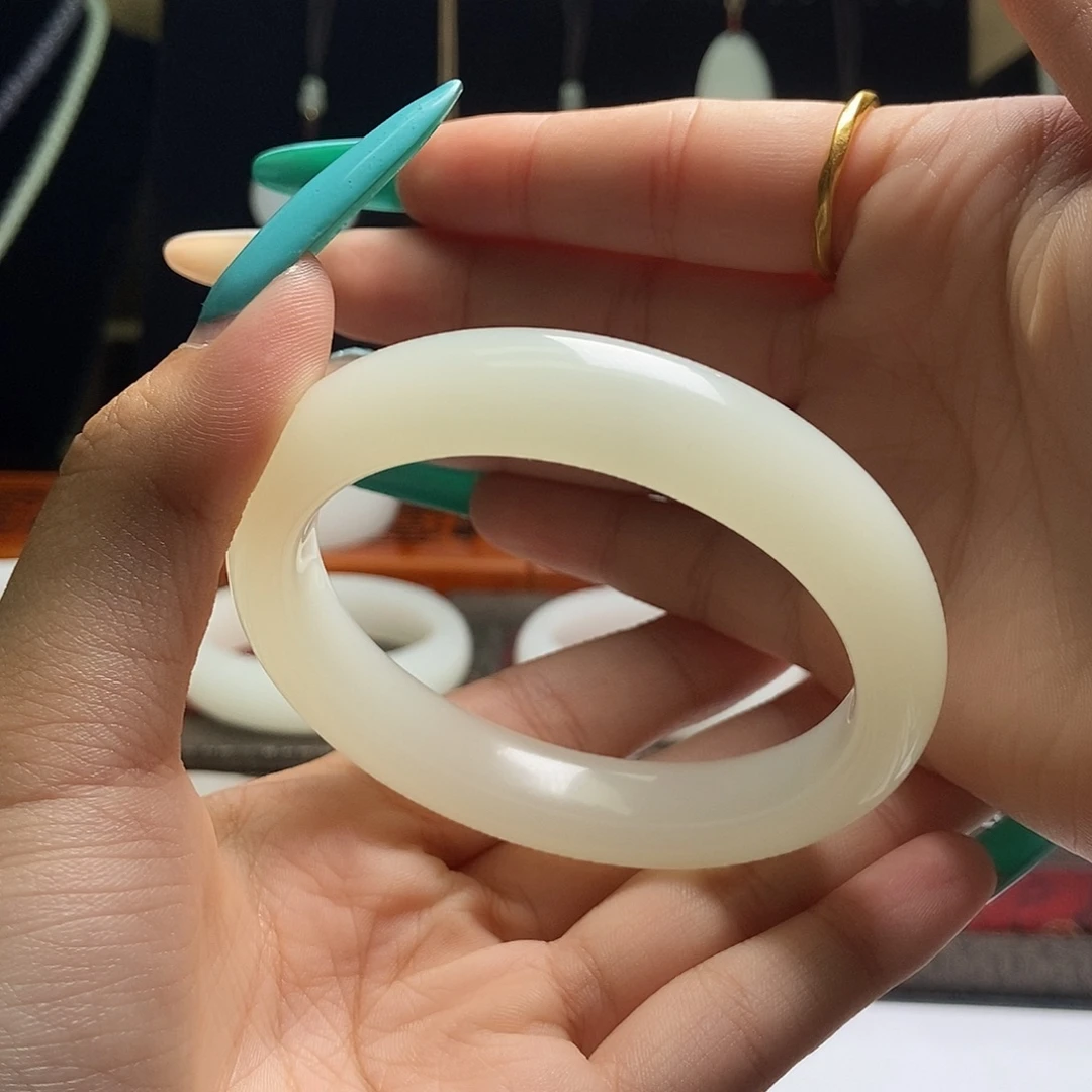 甜****52圈口正圈手镯暖白色