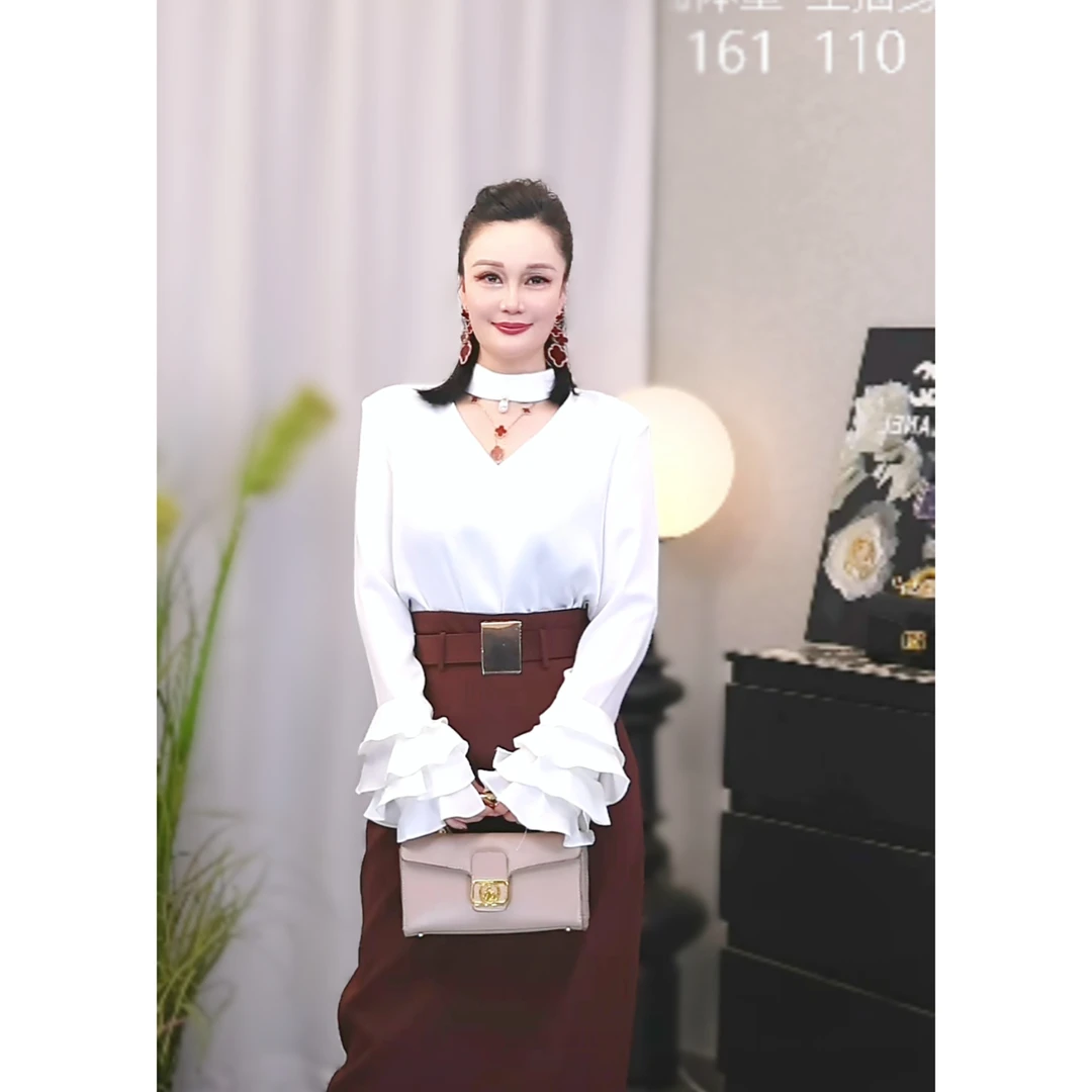 薇儿娜早秋新款醋酸缎面挂脖V领长袖上衣展现温柔魅力