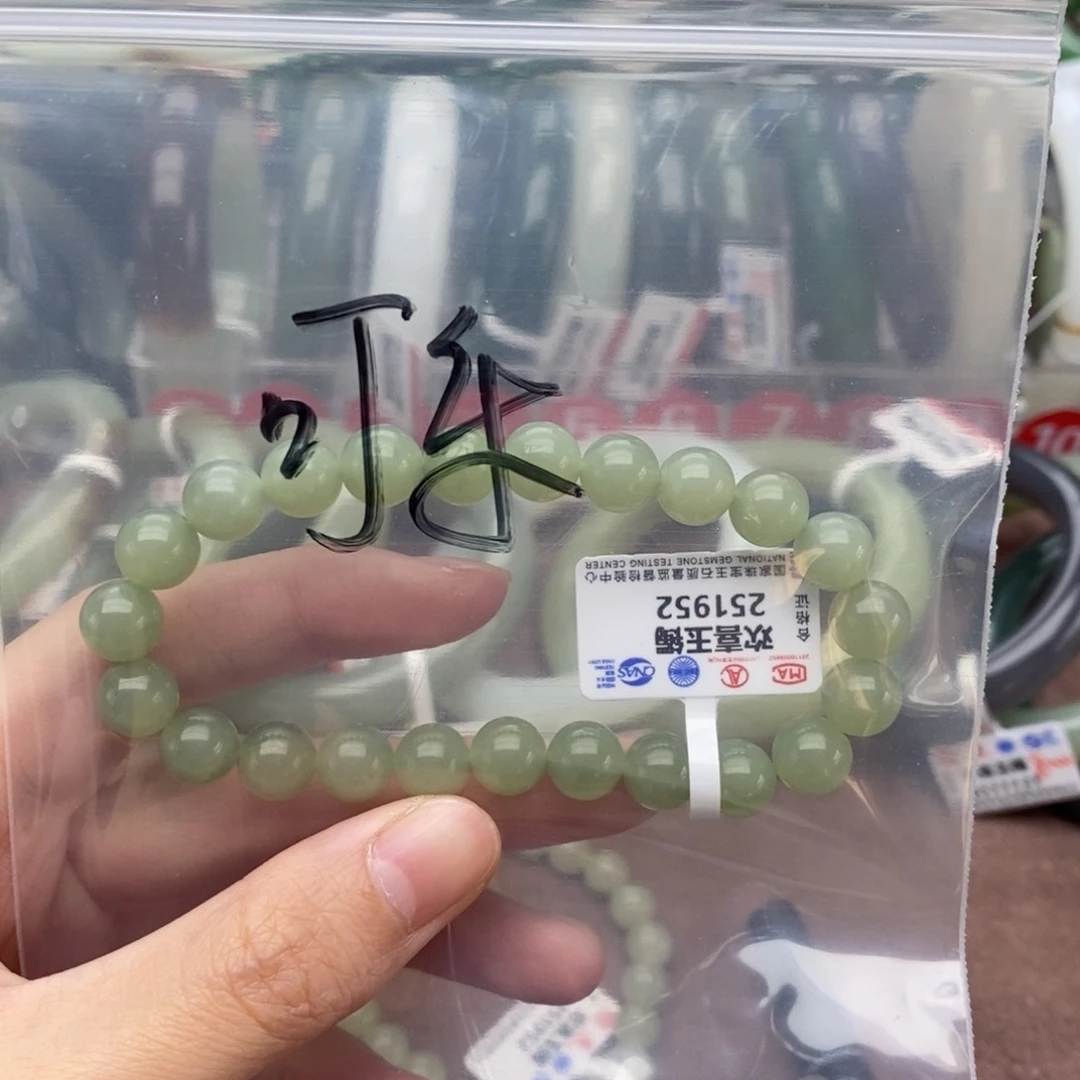 和田玉手镯未镶嵌可****?