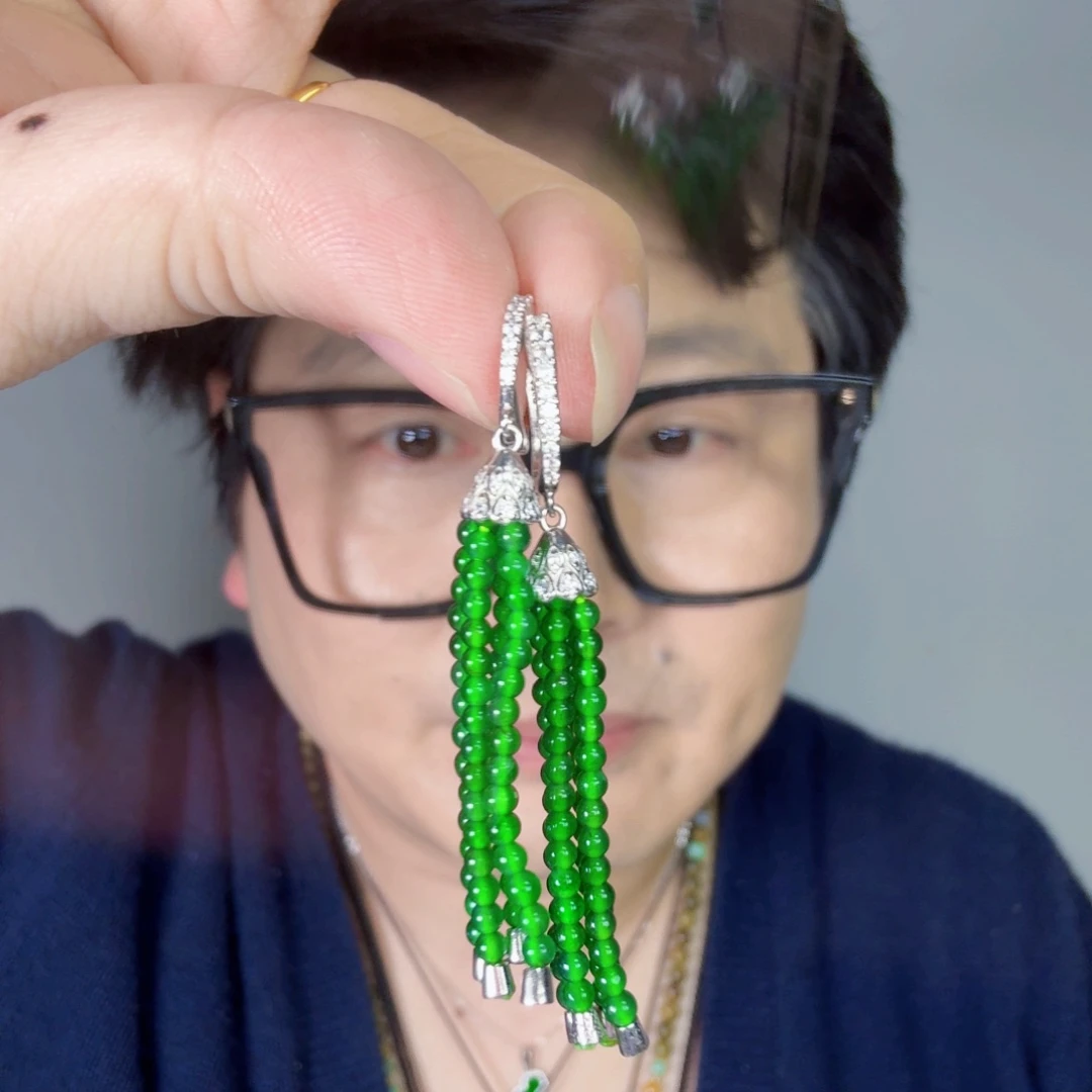 翡翠未镶嵌颈饰一对