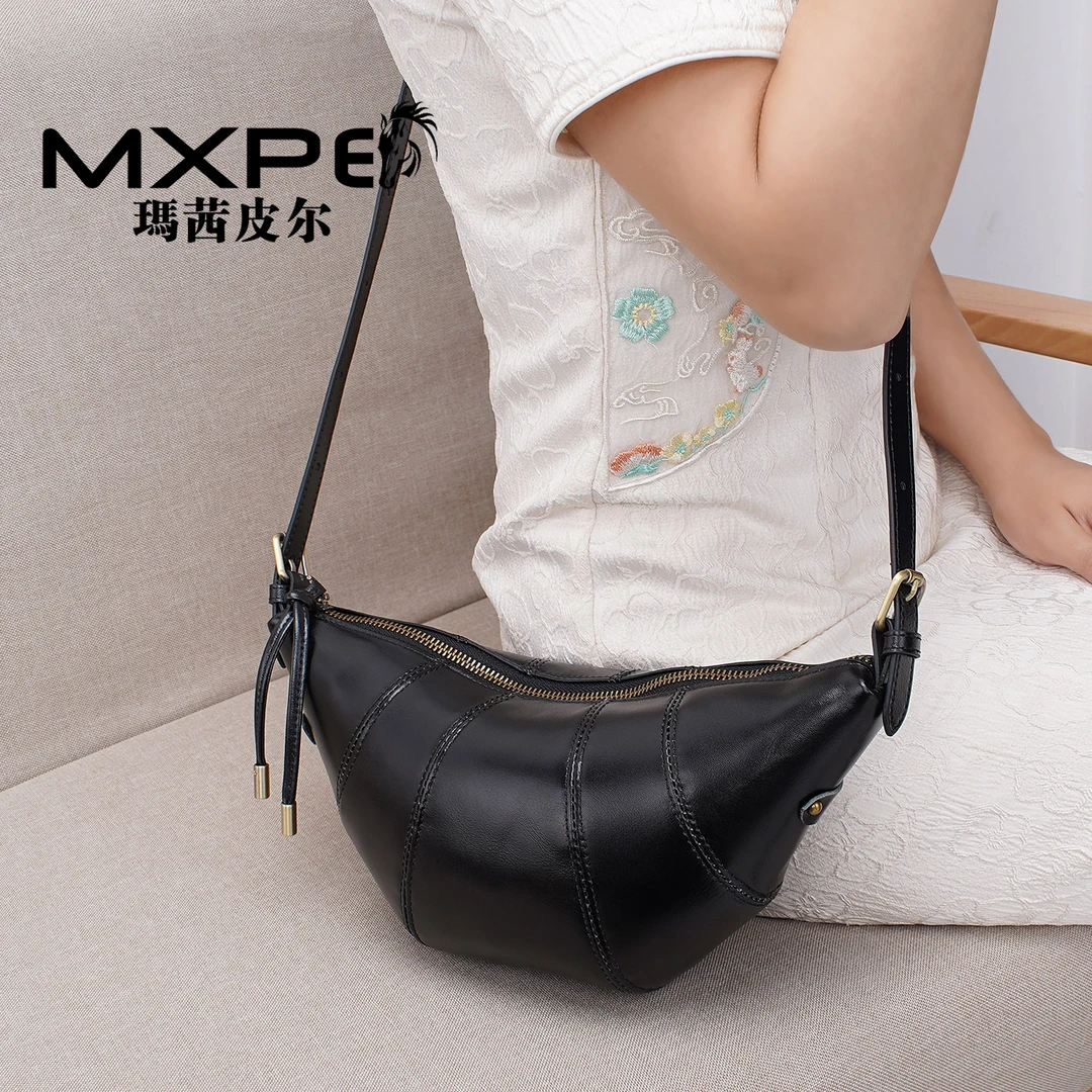 女士斜挎包2025今年流行爆款轻便牛角包真皮休闲通勤单肩休闲潮包