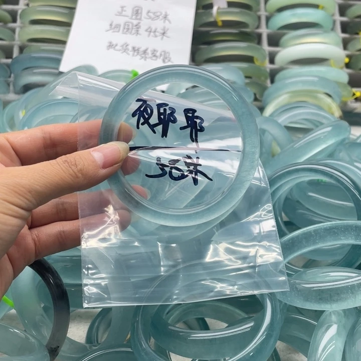 ****耶未镶嵌手镯石英质玉