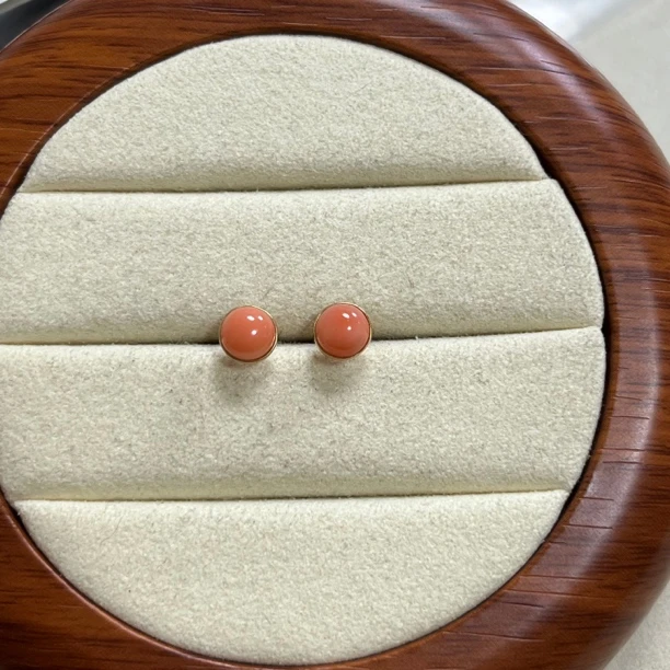 天然莫莫珊瑚粉色半圆耳钉