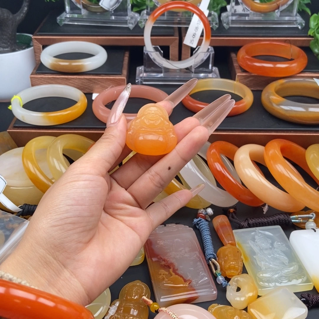 石英质玉（黄龙玉）未镶嵌颈饰