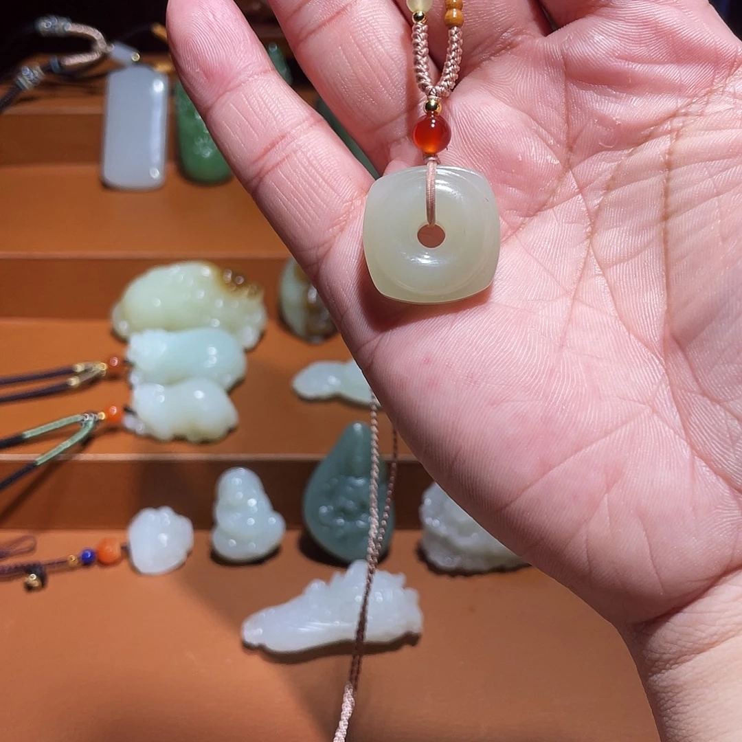 和田玉未镶嵌车挂