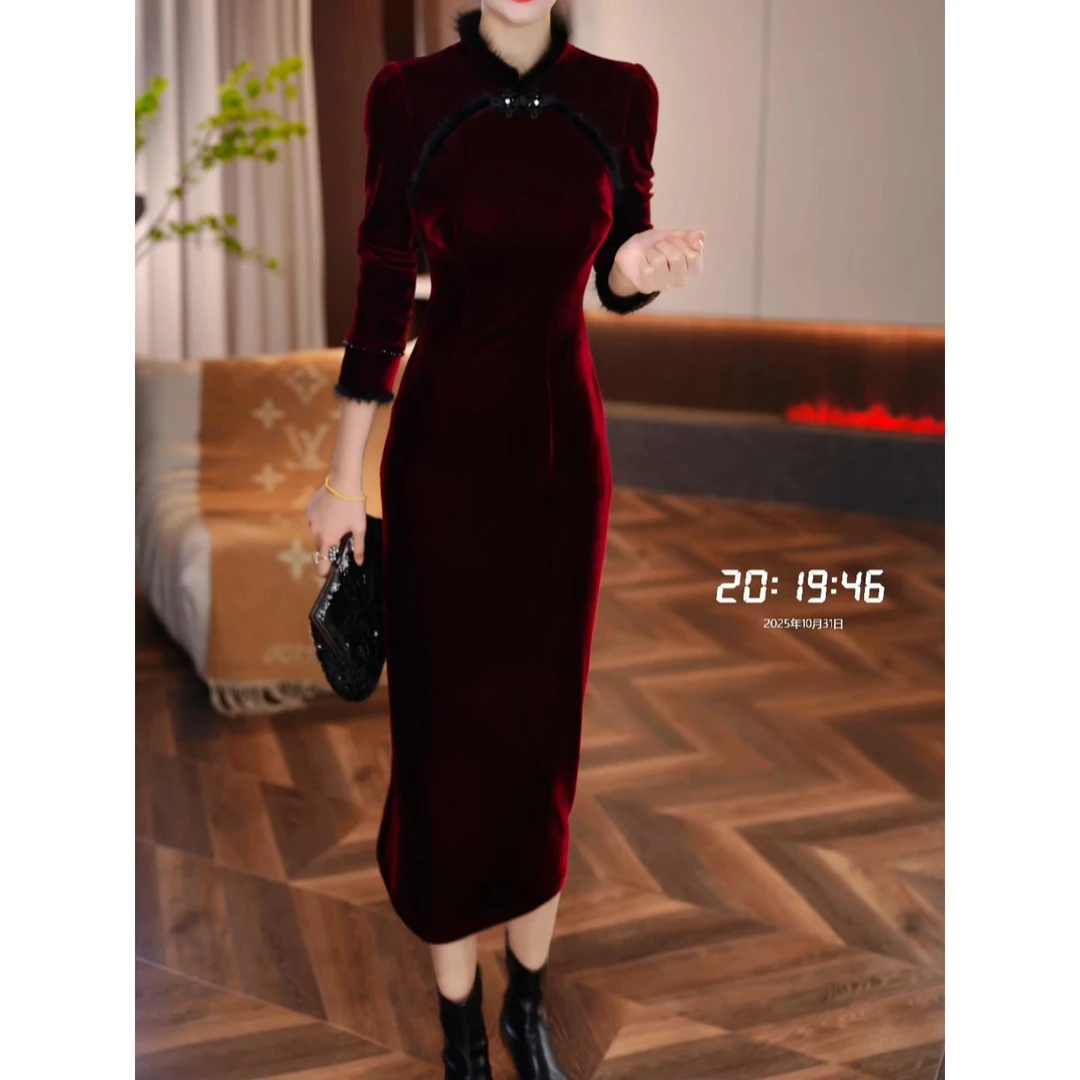 2025秋冬新款轻奢气质真毛领丝绒连衣裙女女士洋气减龄纯色中长裙