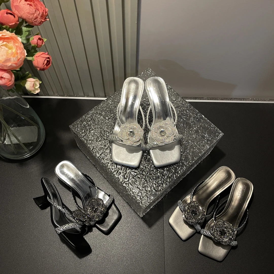 【现现】春夏季新款网红轻奢水钻山茶花时尚百搭女露趾一字爆款拖鞋