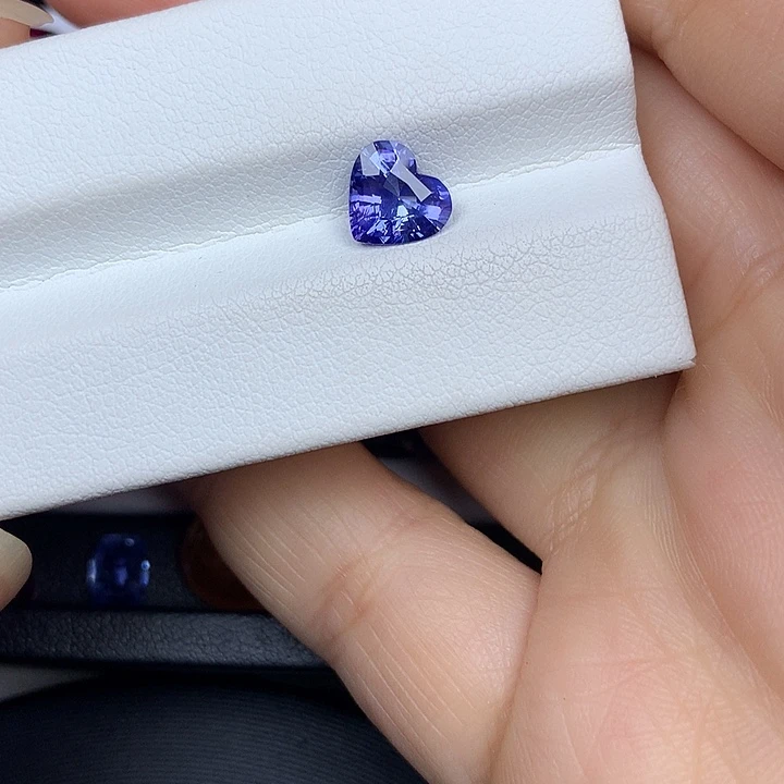 蓝宝石裸石1.56ct矢车菊蓝宝石吉尔德