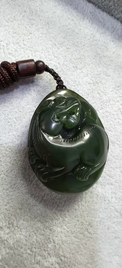 泰山玉生肖虎蛇纹石质玉