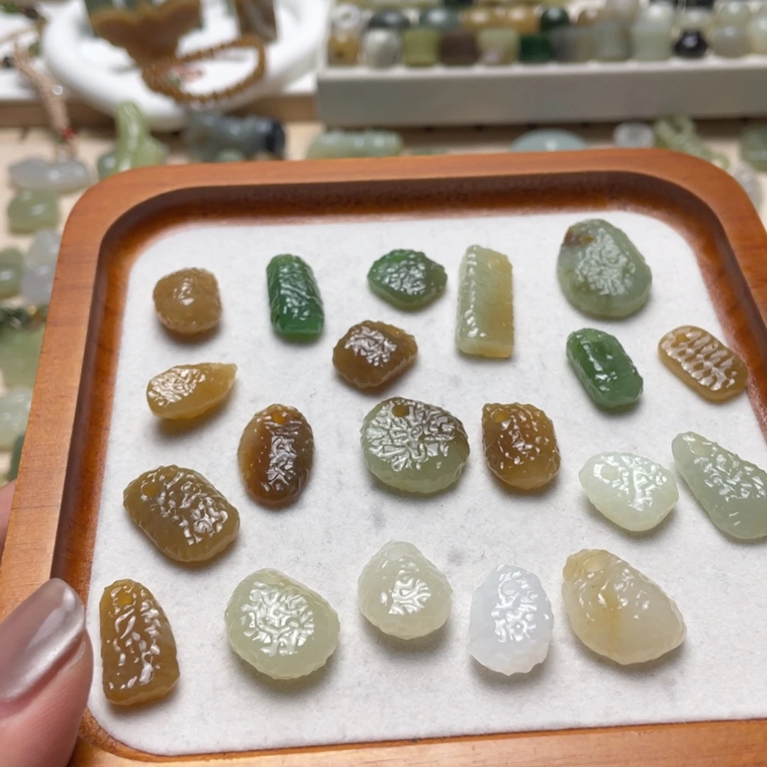 和田玉未镶嵌颈饰一个