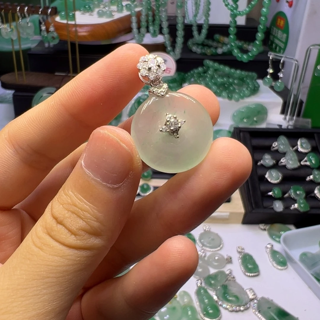 石英质玉（非洲翠）未镶嵌颈饰