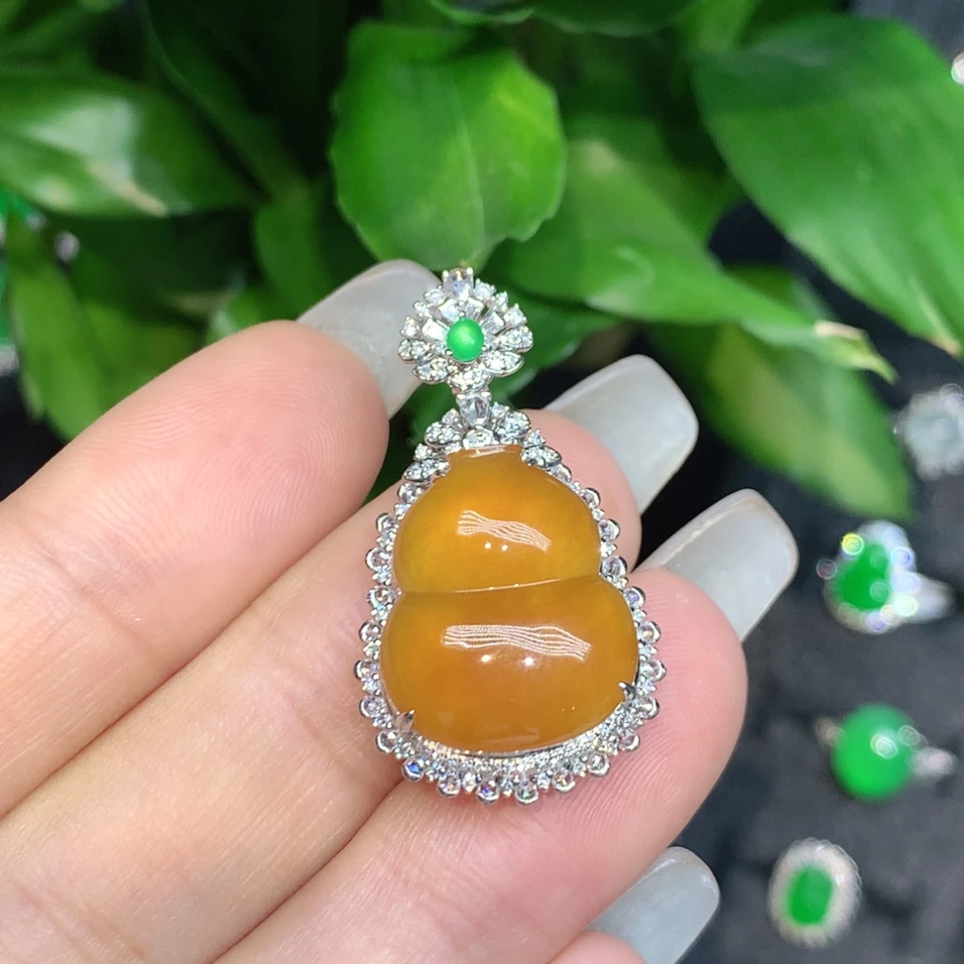 翡翠18K金镶嵌颈饰