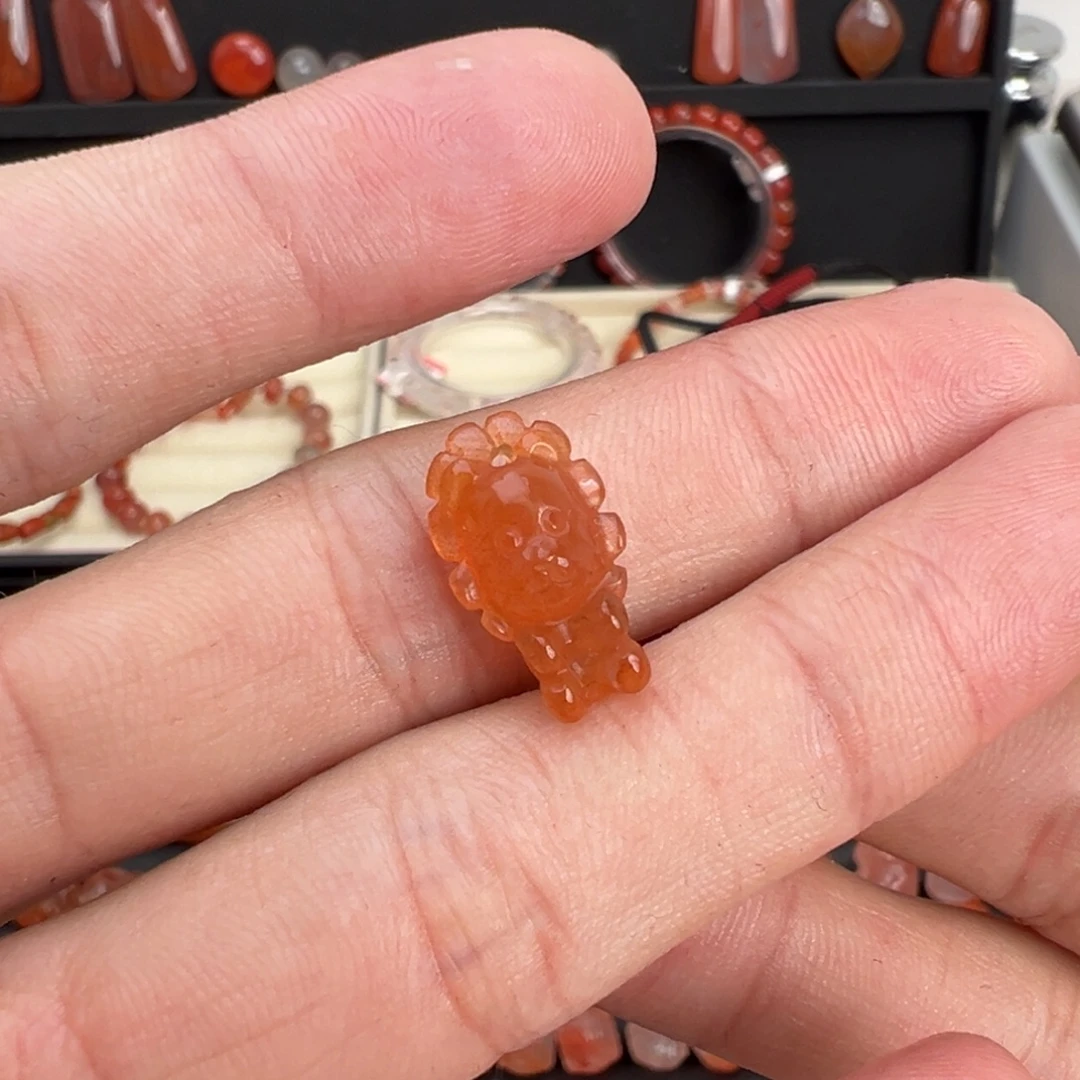 南红玛瑙未镶嵌颈饰小狮子