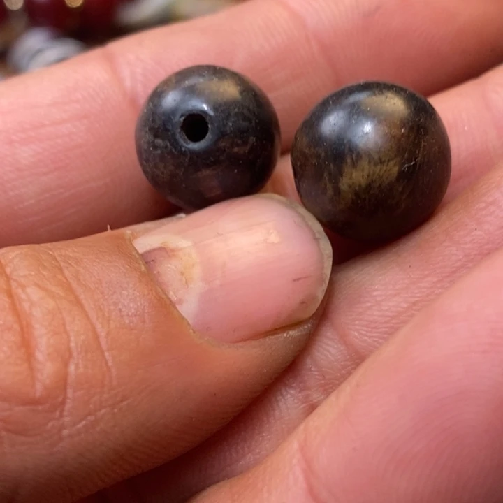 未镶嵌珠子的颜色是蓝色玛瑙/玉髓