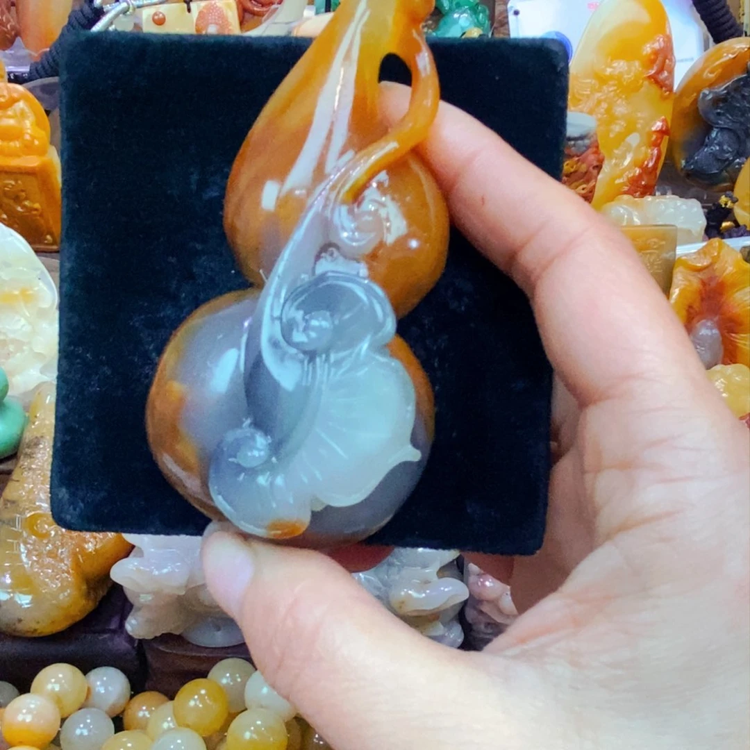 未镶嵌石英质玉（黄龙玉）颈饰