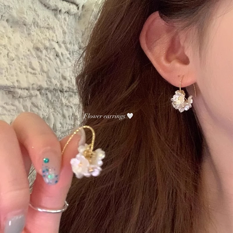 铜合金耳饰 超仙清新白色花朵流苏耳挂女高级感温柔百搭耳环耳饰