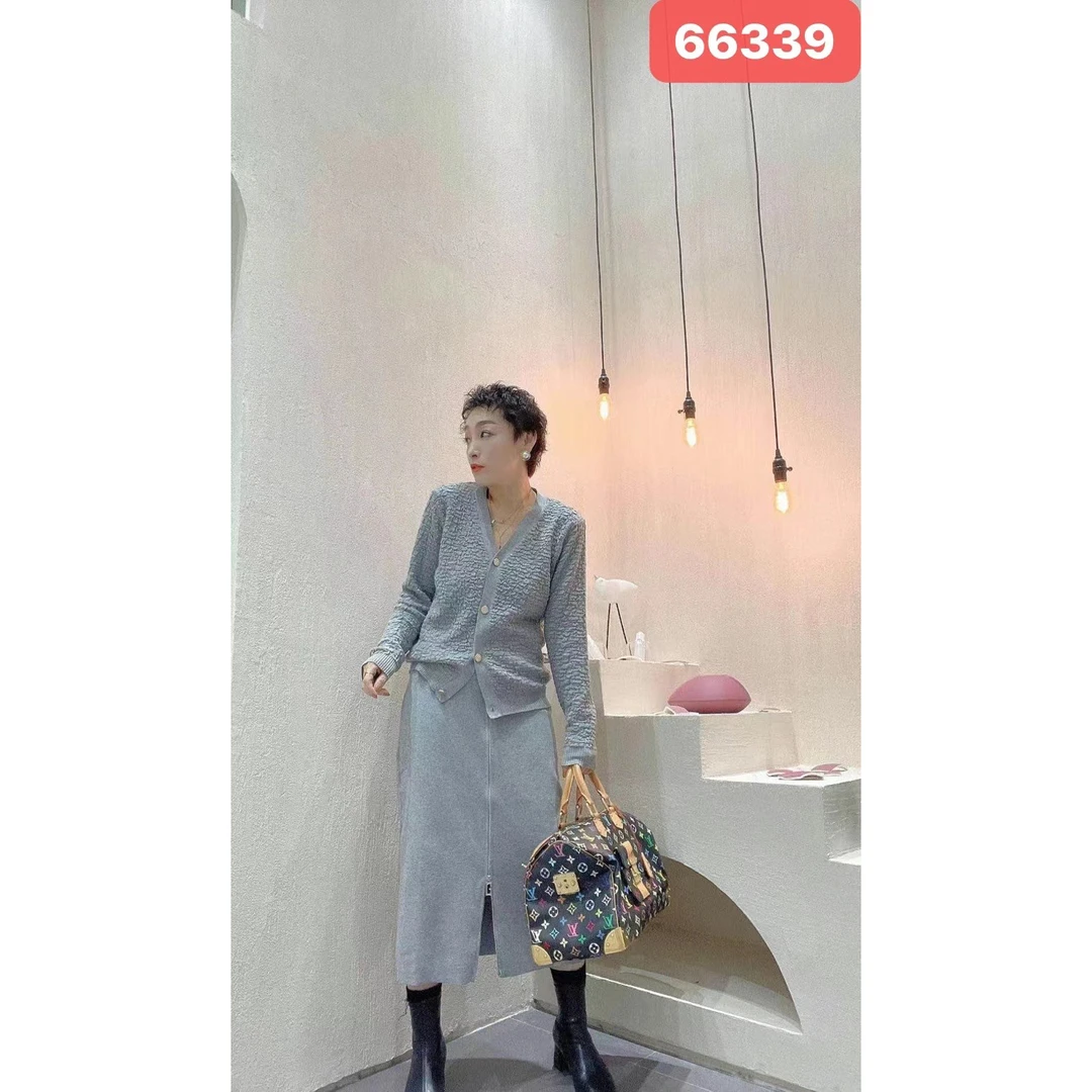 KIKI严选：66616-欧洲站南油春季新款纹理感时尚V领针织衫