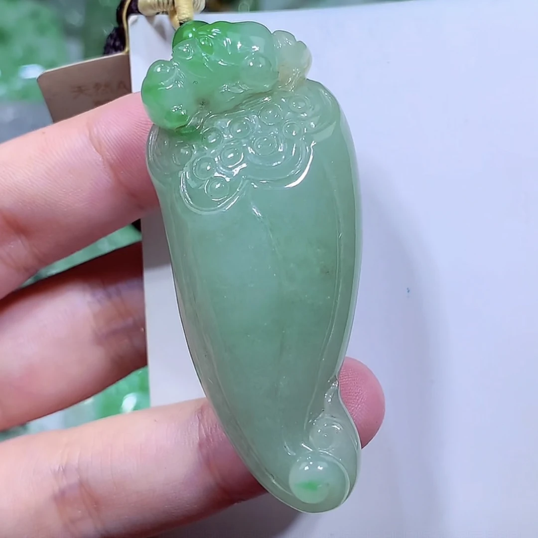 缅甸天然A货翡翠飘绿莲蓬好运连连吊坠