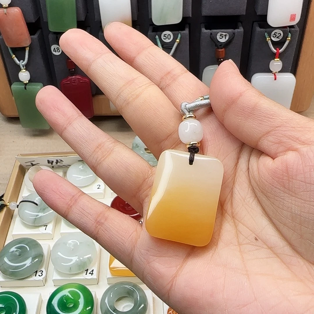 石英质玉未镶嵌颈饰